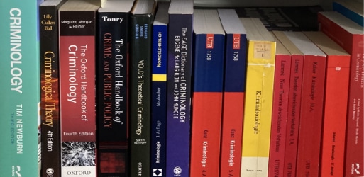 Foto eines Buchregals mit kriminologischen Lehrbüchern