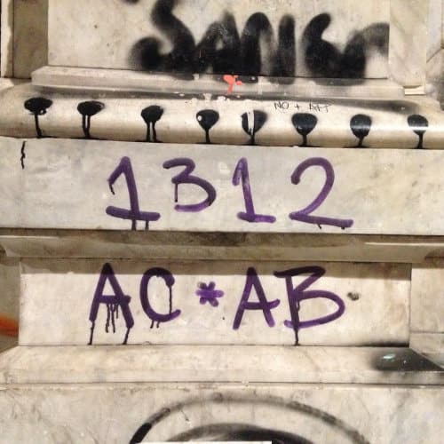 Graffiti mit dem Schriftzug 1312, ACAB