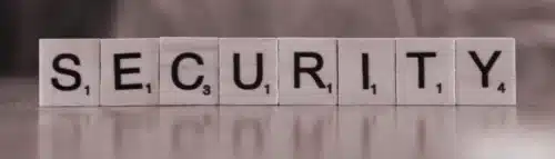 Scrabble-Steine buchstabieren das Wort SECURITY