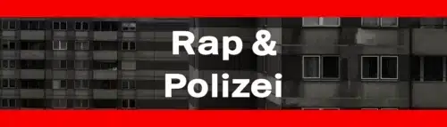 Headerbild des Projekts „Rap und Polizei“: Run-DMC-inspiriertes Design mit rotem Balken, weißer Schrift und Plattenbaufassade im Hintergrund als Symbol für soziale Desorganisation.