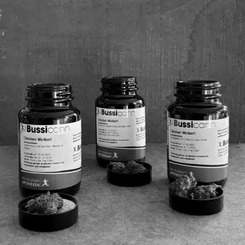 Medizinalcannabis in apothekentypischen Schraubgläsern