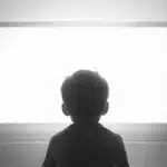 Kinderserien als Sozialisationsinstanz – Normen, Rollenbilder und gesellschaftliche Ordnung Ein Kind vor dem Fernseher