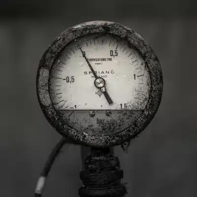 Druckanzeiger als Symbolbild für Drucktheorien (engl. strain) oder Anomietheorien