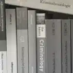 Kriminalitätstheorien Detailansicht von Kriminologiebüchern zur Erklärung kriminologischer Kriminalitätstheorien