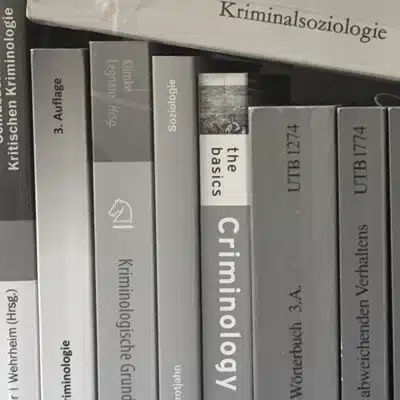 Detailansicht von Kriminologiebüchern zur Erklärung kriminologischer Kriminalitätstheorien