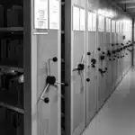 Poststrukturalismus Schwarz-weißes Archiv mit Aktenordnern als Symbol für Wissensordnung und Machtstrukturen