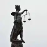 Feministische Kriminalitätstheorien schwarz-weiß Bild der Justitia-Statue als Symbolbild für die feministische Kriminologie