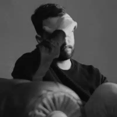 Symbolbild für die General Strain Theory von Robert Agnew: Belastung, Frustration und negative Emotionen als Ursachen kriminellen Verhaltens.