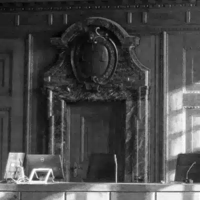 leerer Gerichtssaal als Symbolbild für konflikttheoretische Kriminalitätstheorien