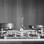 Waage als Symbol für das Gleichgewicht von Kontrolle in der Control Balance Theory von Charles R. Tittle