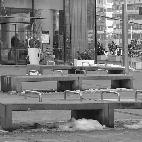 Hostile architecture Sitzbank mit Armlehnen als Beispiel situativer Kriminalprävention