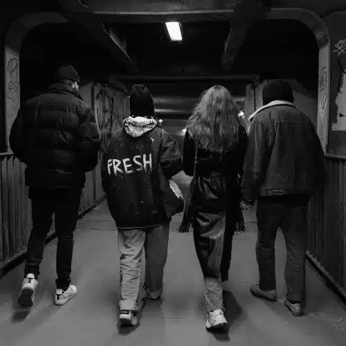Jugendliche Gruppe in einer urbanen Unterführung – Symbolbild für Jugendsubkulturen und Statusfrustration in der Subkulturtheorie von Albert K. Cohen