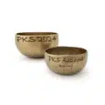 Schöngerechnete Kriminalität? Die „PKS-Ausland“ und das Problem statistischer Auslagerung Zwei Metallschalen mit den Aufschriften ‚PKS 2024‘ und ‚PKS-Ausland Betrug‘ als Symbolbild für die Auslagerung von Betrugsdelikten aus der Polizeilichen Kriminalstatistik