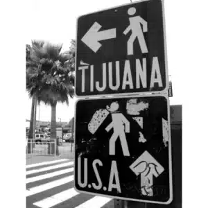 Wegweiser zum Grenzübergang zwischen Tijuana und den USA – Symbol für den grenzüberschreitenden Drogenhandel in Traffic
