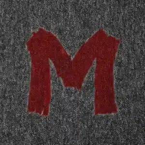Handgemaltes rotes M auf dunklem Stoff als Symbol für den Film M – Eine Stadt sucht einen Mörder