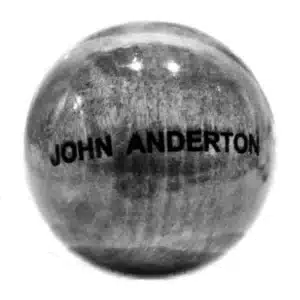 Kugel mit dem Namen „John Anderton“ aus dem Film Minority Report (2002) als Symbol für Kriminalitätsvorhersage und präventive Strafverfolgung.