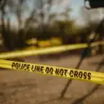 CSI, Kriminaltechnik und die Sehnsucht nach Gewissheit Polizeiliches Absperrband an einem Tatort als Symbol für Kriminalität, Medienberichterstattung und den CSI-Effekt.