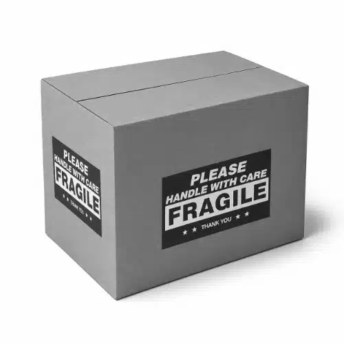 Versandkarton mit der Aufschrift „Fragile“ als Anspielung auf die berühmte Schlussszene aus Se7en.
