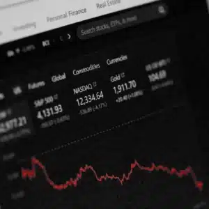 Fallende Aktienkurse auf einem Börsenbildschirm – Symbol der Finanzkrise in Margin Call