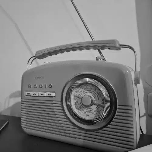 ein altes Radio als Symbolbild für die Geschichte der Unterhaltungstechnik