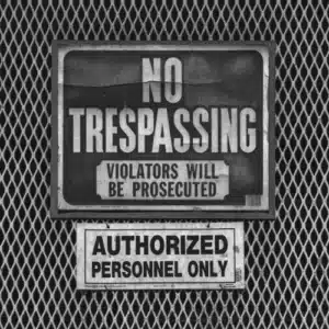 Warnschild „No Trespassing“ als Sinnbild für Ausschluss, Frustration und die eskalierende Konfrontation mit gesellschaftlichen Regeln in Falling Down.