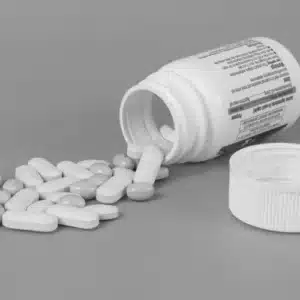 Umgestürzte Medikamentendose als Symbol für Psychiatrie, Medikalisierung von Devianz und institutionelle Kontrolle in Einer flog über das Kuckucksnest (1975)
