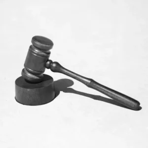 Richterhammer als Symbol für Rechtsprechung, Schuldfrage und Entscheidungsfindung in 12 Angry Men.