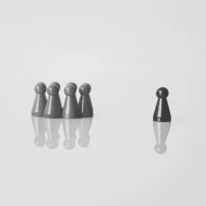 Isolierte Spielfigur gegenüber einer Gruppe als Symbol für Ausgrenzung, institutionelles Scheitern und soziale Exklusion im Film Systemsprenger.