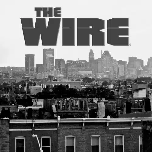 Skyline von Baltimore in Schwarz-Weiß mit dem Schriftzug „The Wire“ im Vordergrund. Die Serie thematisiert Kriminalität, Polizei, Drogenhandel und soziale Ungleichheit in der US-amerikanischen Großstadt.