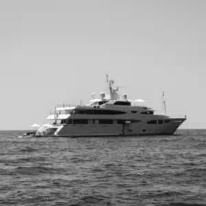 Luxusyacht auf offenem Meer als Symbol für Reichtum, Exzess und die Welt der Finanzelite in The Wolf of Wall Street.