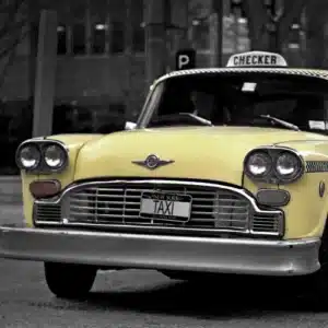 Historisches gelbes Checker-Taxi auf einer nächtlichen Straße in New York – Symbolbild für den Film Taxi Driver (1976)