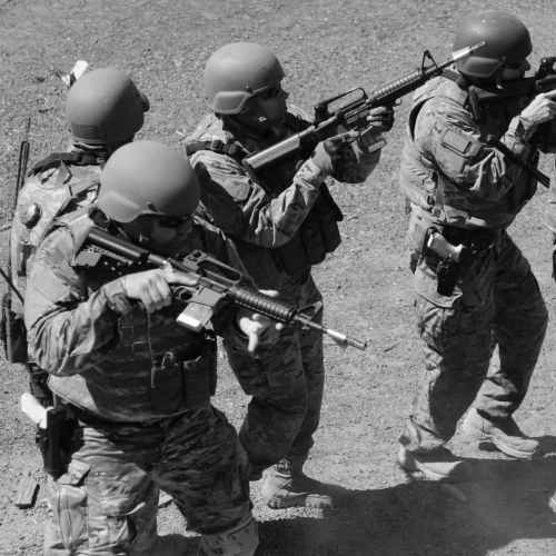 Bewaffnete Spezialeinsatzkräfte bei einer taktischen Operation – Symbolbild zum Film Sicario (2015).