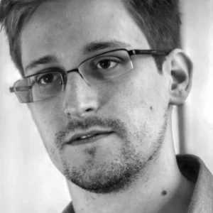 Schwarz-Weiß-Porträt des Whistleblowers Edward Snowden, dessen Enthüllungen über die weltweiten Überwachungsprogramme der NSA in der Dokumentation Citizenfour dokumentiert werden.