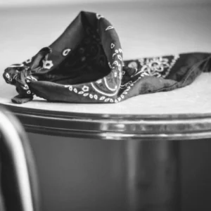 Zusammengelegtes Bandana – Symbol für Zugehörigkeit und Gangkultur in American Me (1992).