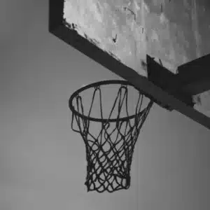 Verwitterter Basketballkorb auf einem Freiplatz – Symbolbild zum Film „Boyz n the Hood“ (1991).