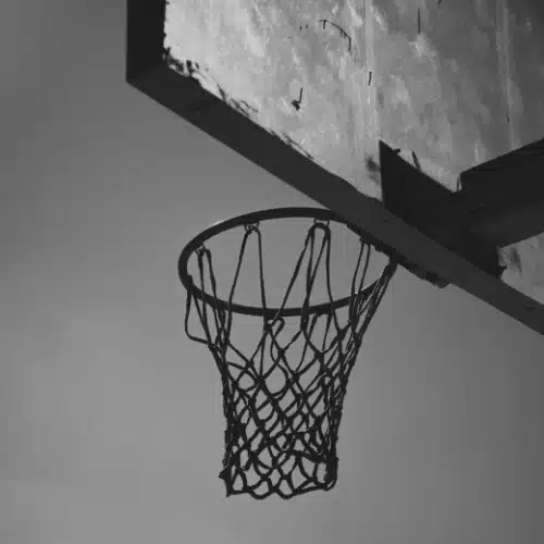 Verwitterter Basketballkorb auf einem Freiplatz – Symbolbild zum Film „Boyz n the Hood“ (1991).