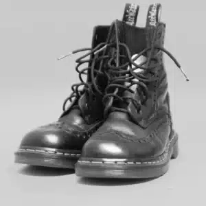 Dr.-Martens-Stiefel als Symbol der Skinhead-Subkultur im Film This Is England (2006)