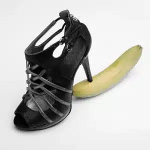 Schwarzer High Heel, der auf einer Banane steht – Symbolbild für Macht, Geschlechterrollen und den Film Promising Young Woman (2020)