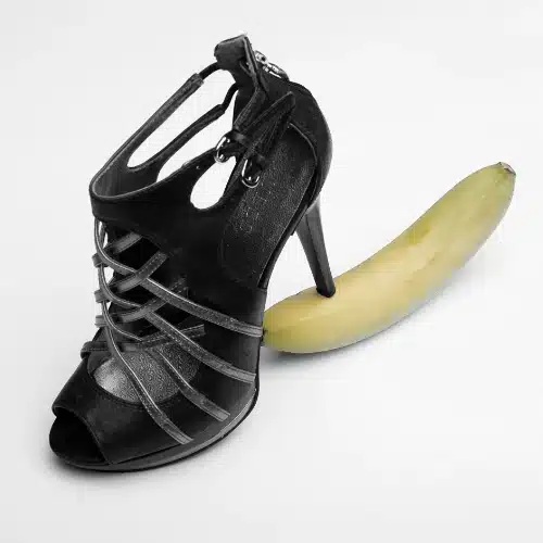 Schwarzer High Heel, der auf einer Banane steht – Symbolbild für Macht, Geschlechterrollen und den Film Promising Young Woman (2020)