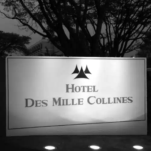 Eingangsschild des Hôtel des Mille Collines in Kigali, bekannt als Schauplatz des Films Hotel Rwanda (2004).