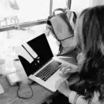 Kriminologie studieren: Studiengänge, Voraussetzungen und Berufsperspektiven Arbeitsplatz mit Laptop als Symbol für ein Kriminologiestudium