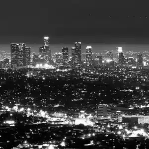 Nächtliche Skyline von Downtown Los Angeles – prägendes Stadtbild und zentraler Schauplatz des Films Heat (1995).