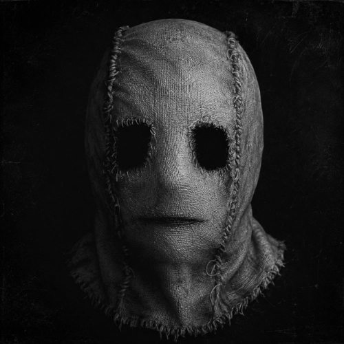 Grobe Stoffmaske mit dunklen Augenöffnungen in Anlehnung an den maskierten Täter aus The Strangers