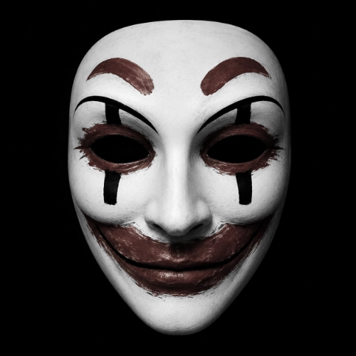 Weiße Clownsmaske mit dunklen Augen und stilisiertem Lächeln als Symbol der Hackergruppe CLAY in Who Am I – Kein System ist sicher (2014).