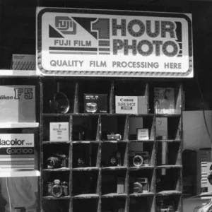 „1 Hour Photo“-Schild über einem Fotolabor – ikonisches Symbol des Films „One Hour Photo“ (2002).