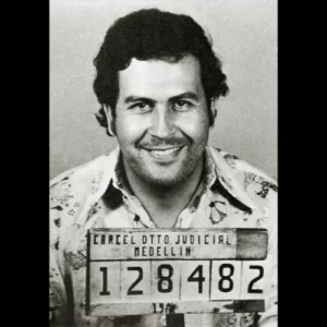 Historisches Polizeifoto (Mugshot) von Pablo Escobar nach seiner Festnahme – Symbolbild zur Serie „Narcos“ (2015–2017).