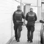 Wie wird man Polizist:in? Studium, Bewerbung und Voraussetzungen Zwei Polizeibeamte im Streifendienst auf dem Weg zu einem Einsatz.