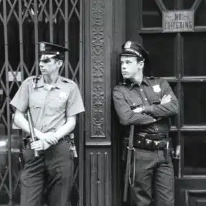 Zwei New Yorker Polizeibeamte der 1970er Jahre als Symbolbild für Serpico