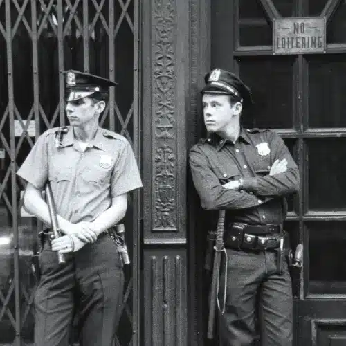 Zwei New Yorker Polizeibeamte der 1970er Jahre als Symbolbild für Serpico