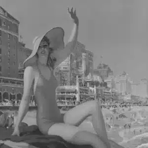 Historische Postkarte mit Badegästen an der Strandpromenade von Atlantic City als Sinnbild der Epoche von Boardwalk Empire.